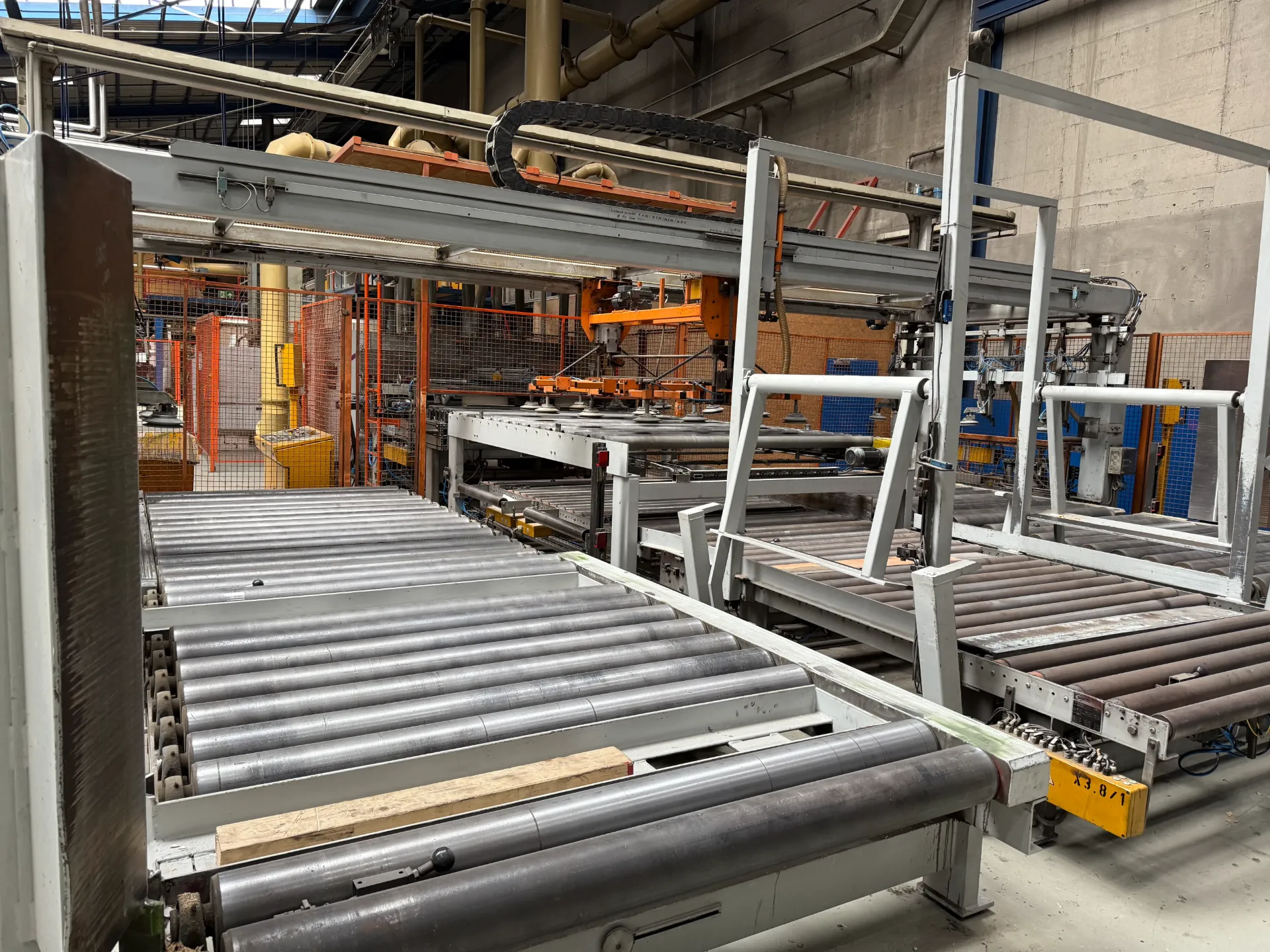 Komplette Hochleistungs-Fussbodenlinie (Profilierung, Verpackung, Palettierung)